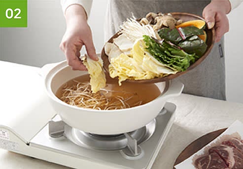 [재료손질 및 끓이기] 소고기는 핏물을 제거해둔 뒤 3등분 해주세요.
육수에 야채팩, 버섯팩, 숙주를 넣고 끓여주세요.