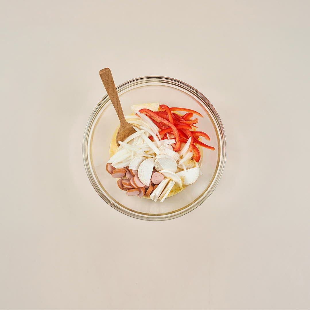 볼에 2와 달걀, 우유, 슈레드 피자치즈를 넣고 골고루 섞어요.