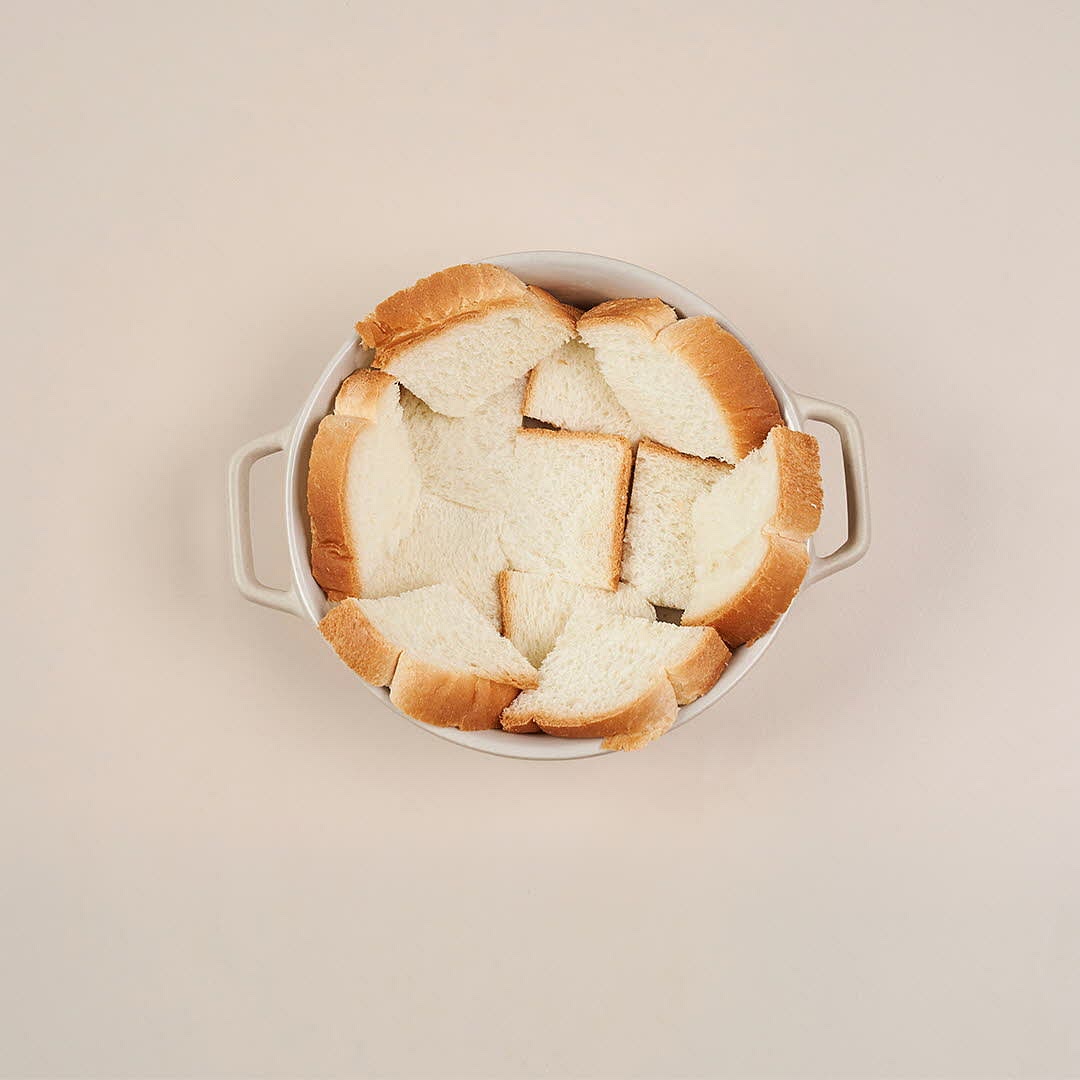 식빵은 4등분한 후 내열용기에 식빵의 가장자리가 겉으로 보이도록 담아요.