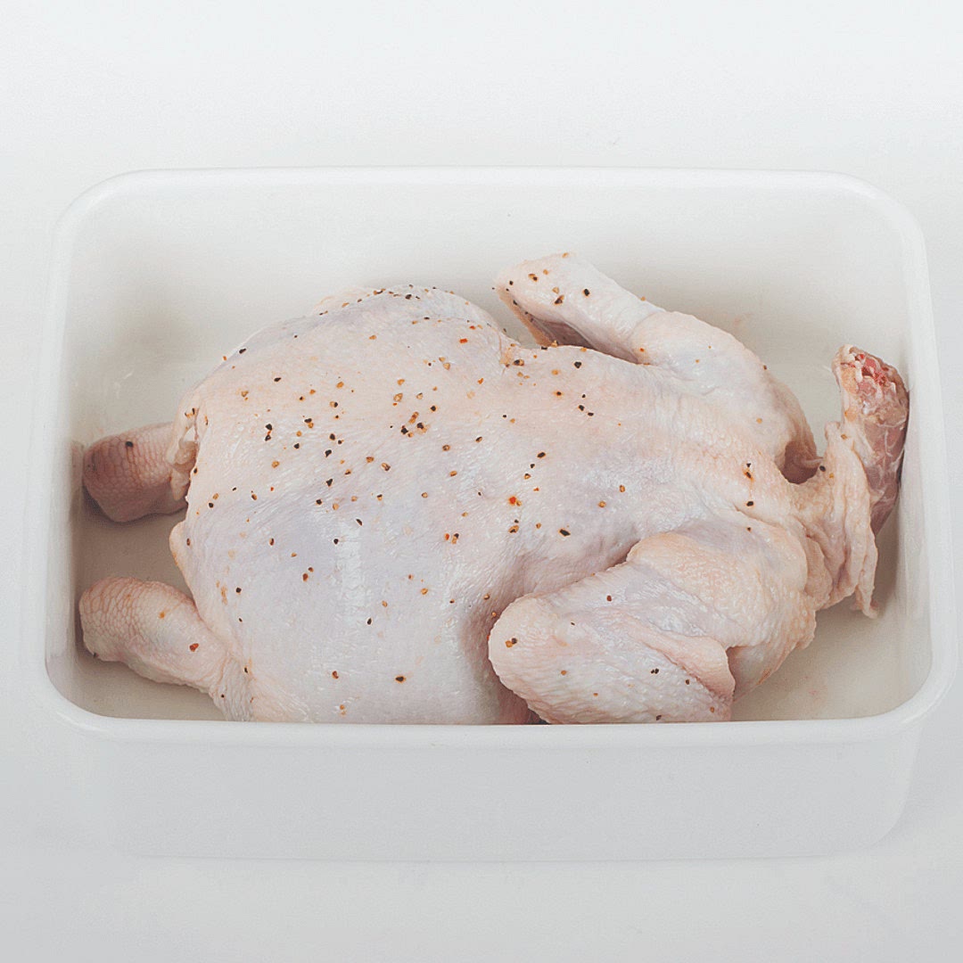 닭은 깨끗이 씻은 후 물기를 없애고 목의 기름부분, 꽁지, 날개 끝을 잘라낸다. 닭의 가슴부위에 포크로 몇 군데 찔러 준 후 허브솔트, 청주를 넣어 30분간 재운다.

Tip. 밑간할 때 말린 허브나 생허브를 다져서 함께 넣어주면 색다른 풍미를 낼 수 있다. 양념 후 1시간 이내로 재울 경우 [레인지] 기능에서 3~4분간 추가 조리한다.