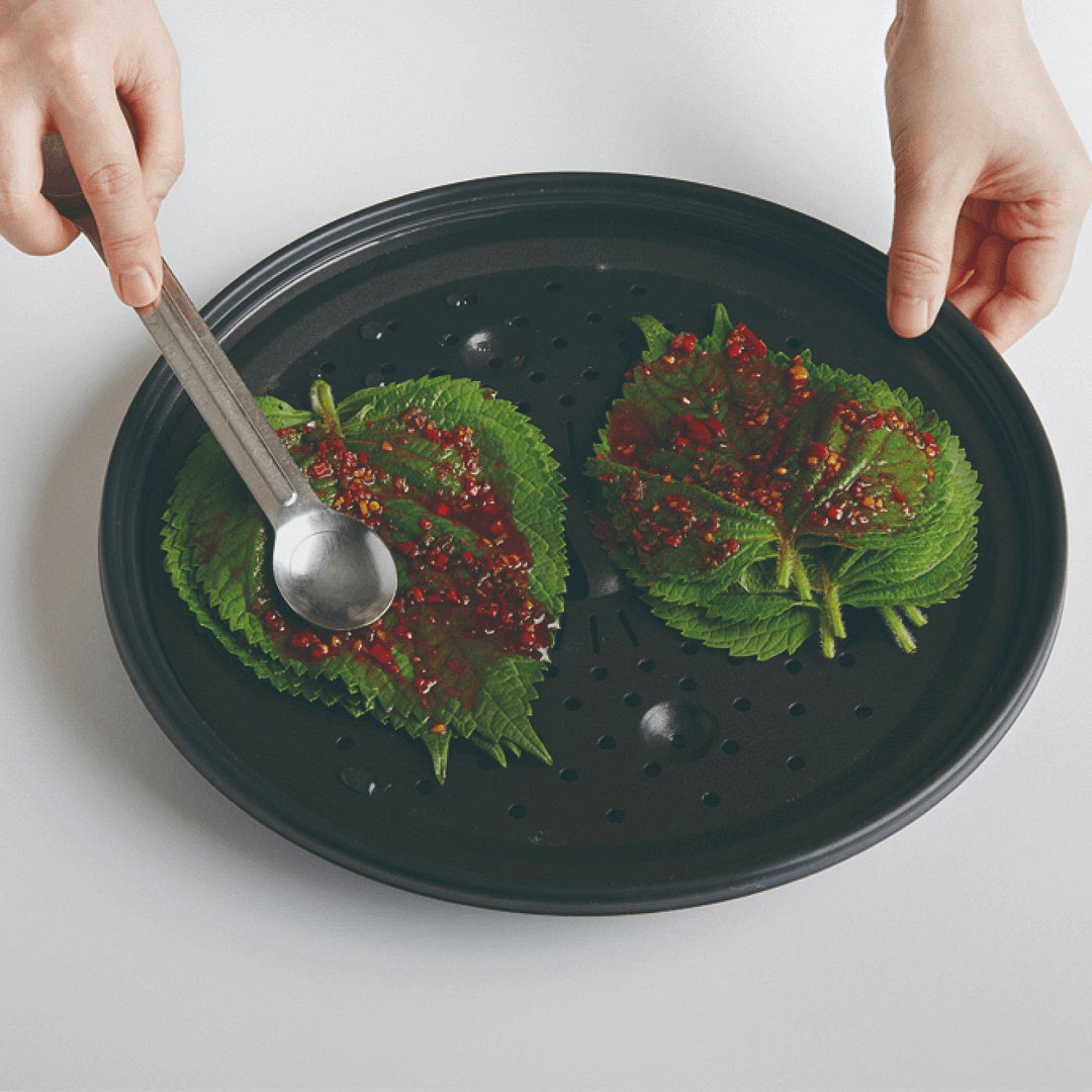 [스팀쿠커]에 물 1과 1/2컵(300 ㎖)을 넣고 [찜망]을 올린다.
깻잎 2~3장 마다 양념 1작은술씩을 골고루 펴 바르며 겹겹이 쌓는다.