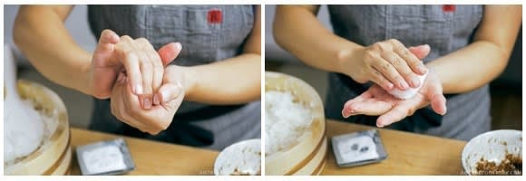 Presser le riz autour de la garniture pour former doucement le riz en triangle. J'utilise trois doigts (pouce, index, majeur) pour faire un coin triangulaire. Vos mains doivent être juste assez fermes pour que l'onigiri ne s'effondre pas. Vous ne voulez pas trop presser le riz.
