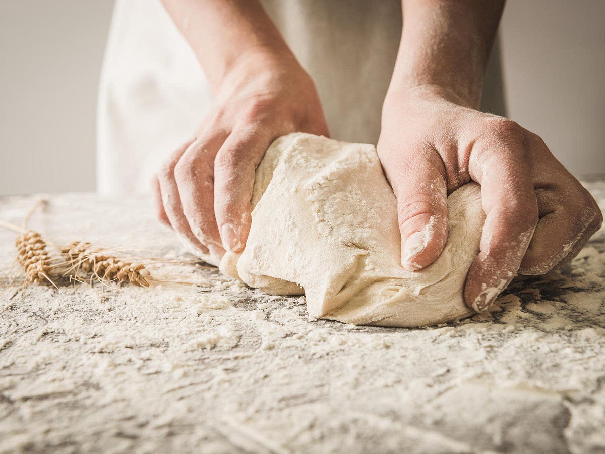 Mehl in eine Schüssel geben. Dann schneiden wir die Butter in kleine Stücke, fügen sie zusammen mit dem Ei hinzu, streuen das Salz ein und verkneten alles möglichst schnell zu einem glatten Mürbeteig. Schaut, dass dieser nicht zu warm wird. Anschließend wickeln wir ihn in Frischhaltefolie und legen ihn für 30 Minuten in den Kühlschrank.