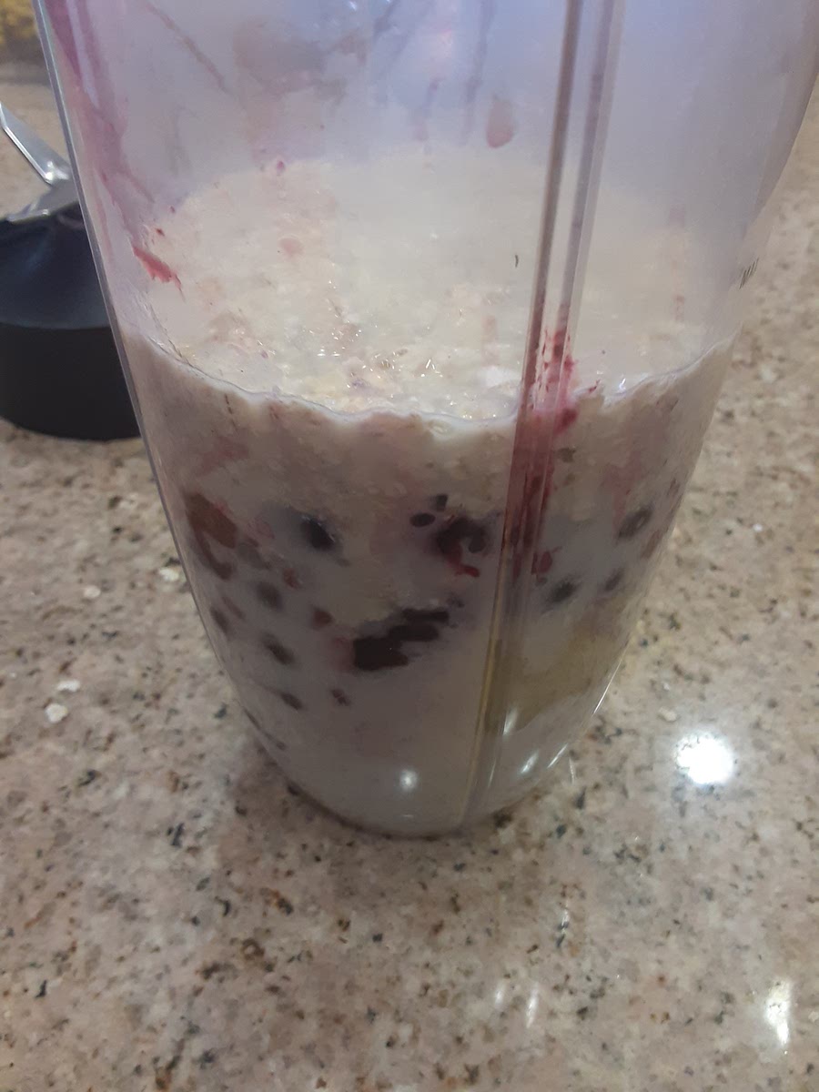 Add all the ingredients and fill up the almondmilk to where the fruits and oats fill up to.