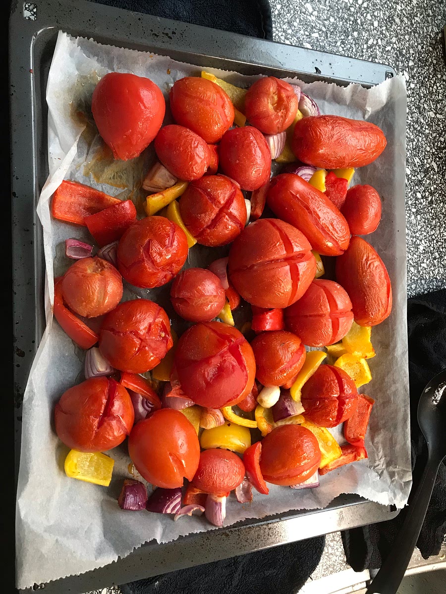 Doe de ui, paprika, knoflook en tomaat op een bakplaat en doe hier wat olie en peper + zout overheen en meng.