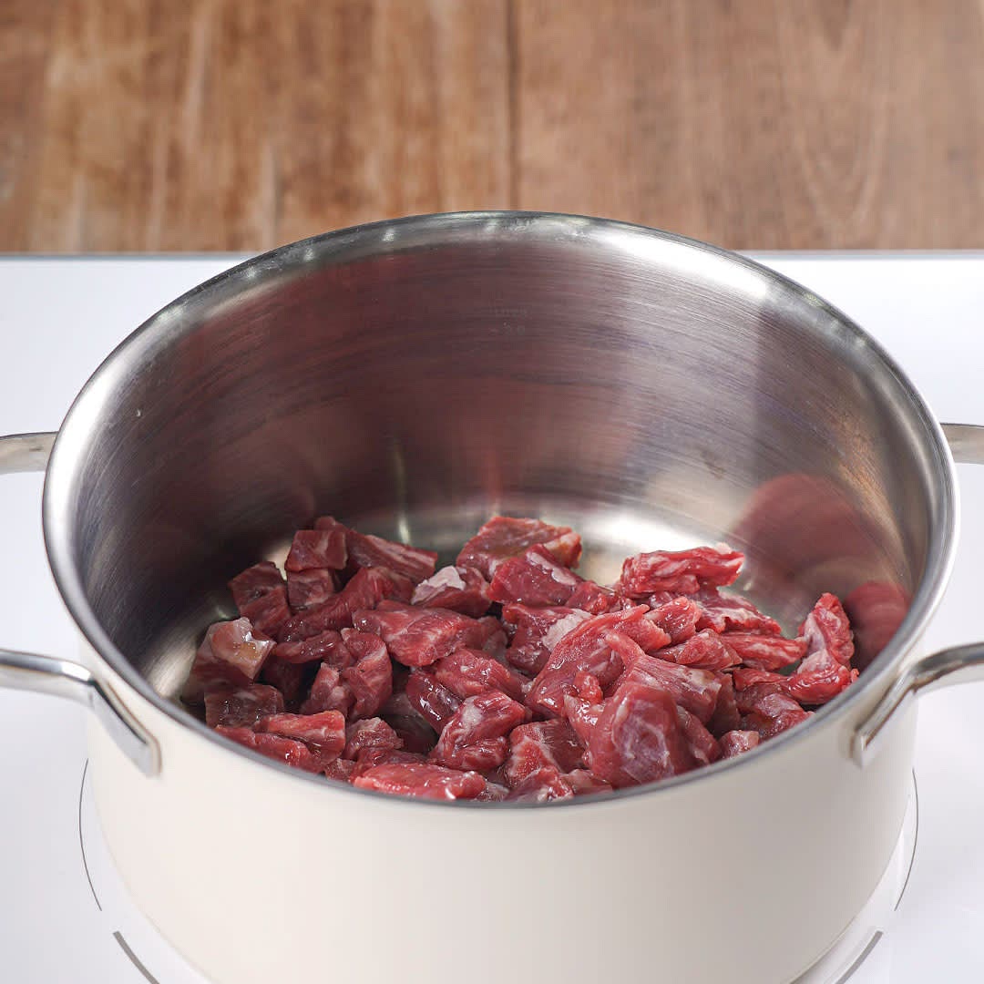 전용 냄비에 한입 크기로 썬 소고기, 참기름을 넣은 후 아래 표시된 화구에 올리세요.
아래 [쿡탑에 보내기] 버튼을 누른 후 제품의 [OK] 버튼을 눌러 조리를 시작하세요.