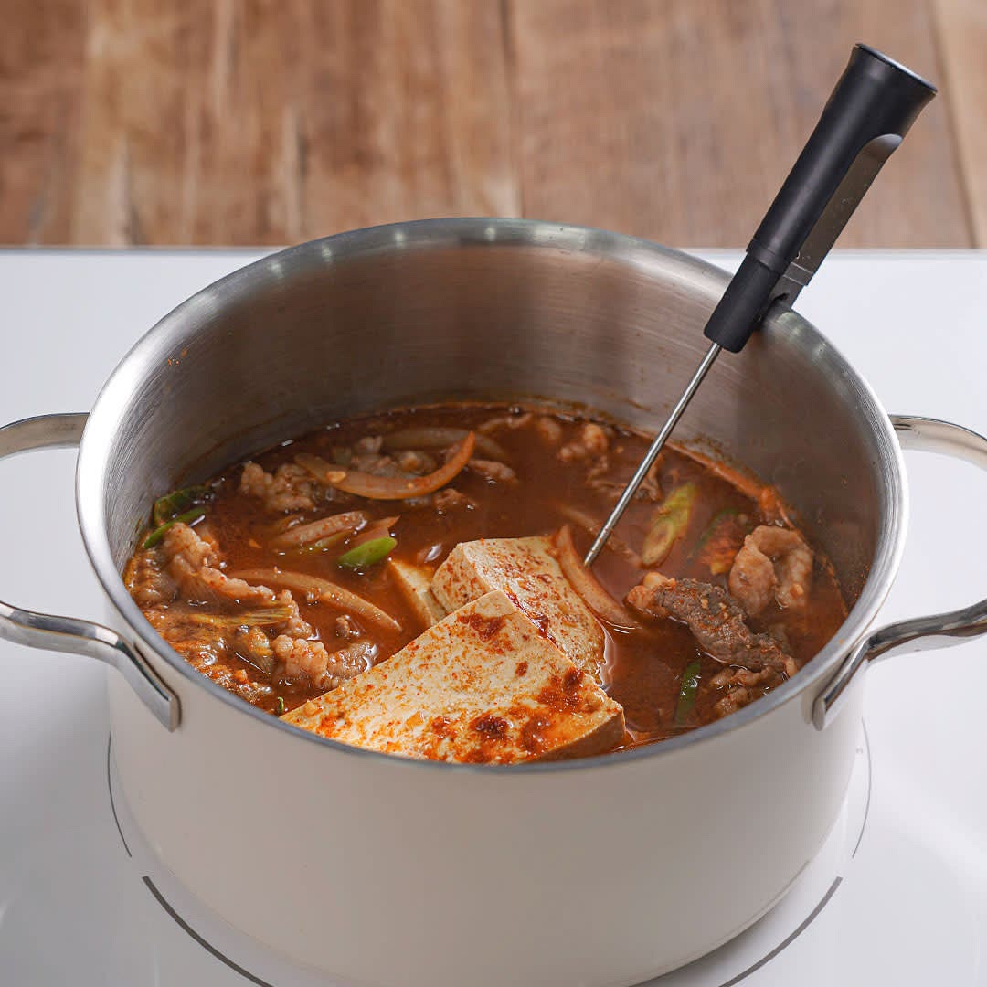 멸치육수를 붓고 냄비 가장자리에 쿡센서를 거치한 후 아래 표시된 화구에 올리세요.
아래 [쿡탑에 보내기] 버튼을 누른 후 제품의 [OK] 버튼을 눌러 조리를 시작하세요.

Tip. 거품 형태의 불순물은 중간에 걷어가며 끓이고, 멸치육수 대신 쌀뜨물을 넣어도 좋아요.