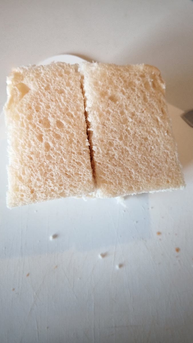 Couper les tranches de pains en deux sur la longueur.