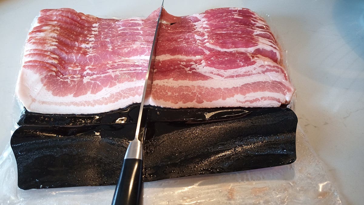 Couper les tranches de bacon en deux sur la longueur.
