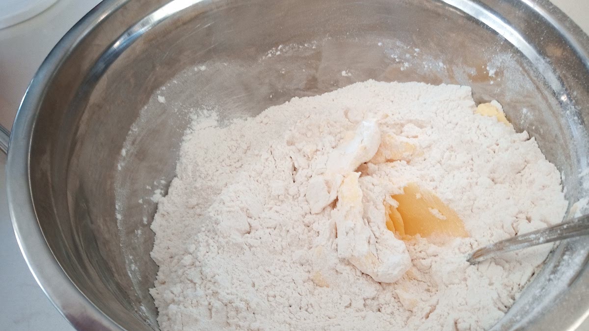 Ajouter la marguarine (beurre) mélanger à la fourchette (coupe pâte) jusqu'à se forme de petite boule. Environ la grosseur de petit poid.