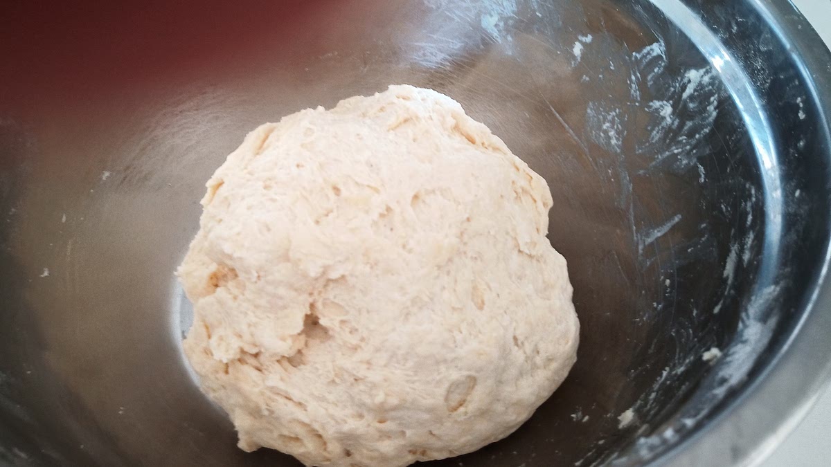 Ajouter petit à petit l'eau en mélangeant avec les doigts. Utilisez juste assez d’eau pour faire une pâte lisse, un peu collante et se décolle facilement du bol.