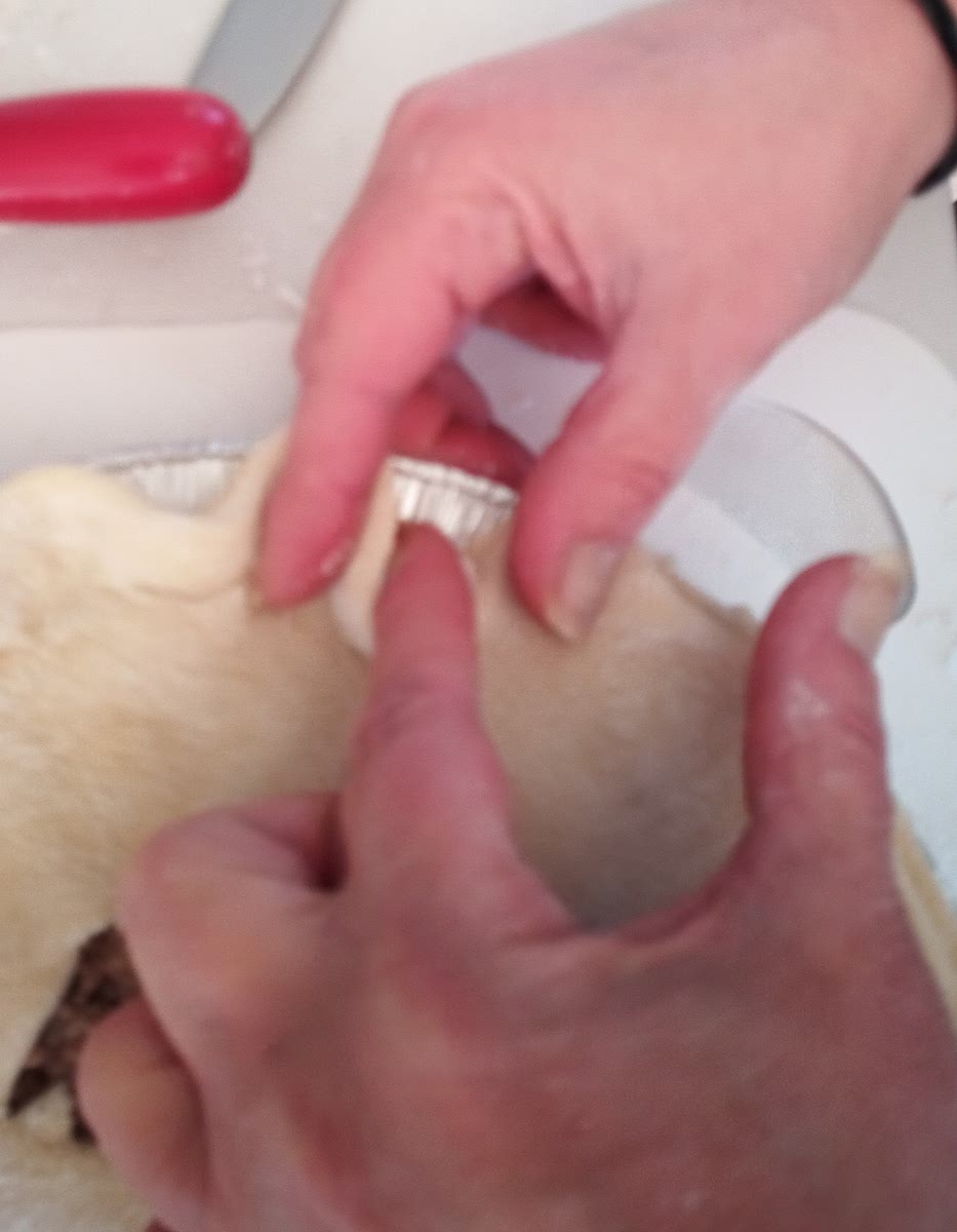 Bien sceller la pâte tout autour à l'aide d'une fourchette ou avec les doigts en forme de U et on pouce la pâte avec l'index au milieux du U.