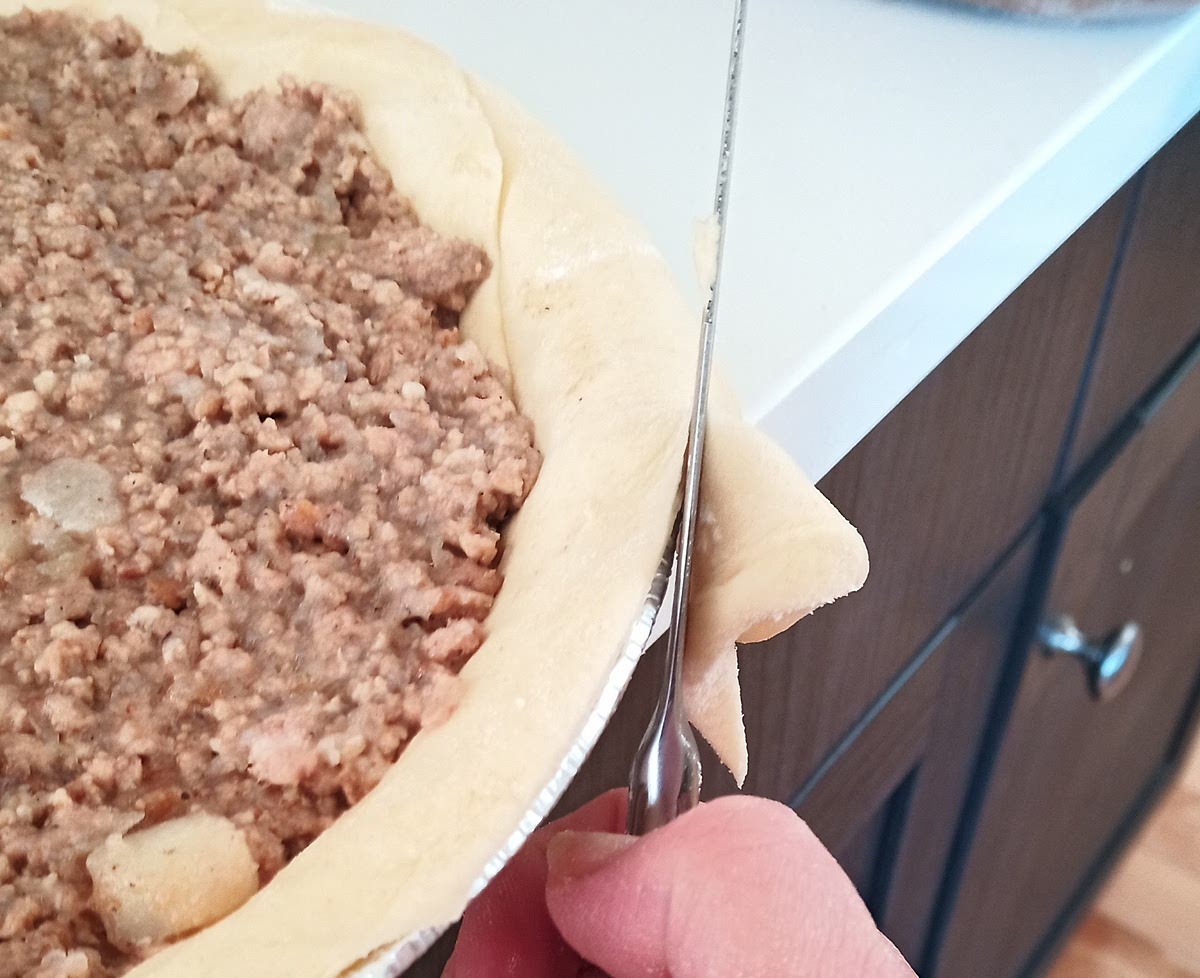 Remplir de viande jusqu'aux rebords. Attentions de ne pas trop remplir. Couper l'excédent avec le dos d'un couteau.