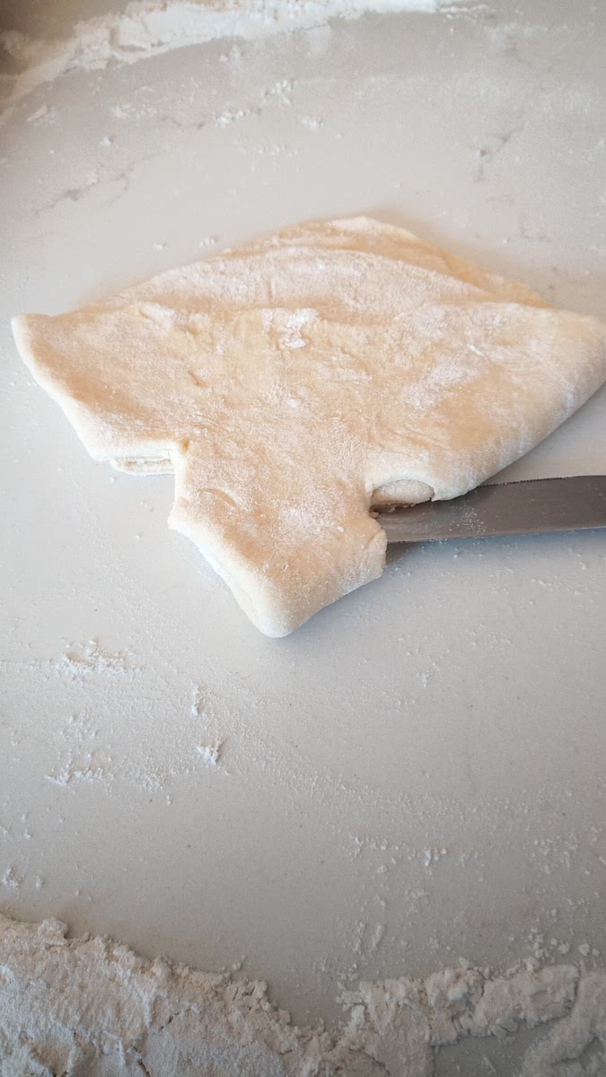 Plier en quatre et faire des incisions de chaque côté en forme de triangle afin de laisser la vapeur sortir.