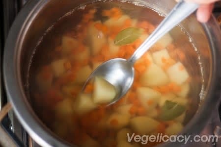 Place the potatoes and carrot into a soup pan, pour 8 cups of water and bring to a boil. Add 1-2 bay leaves, cover a pan with a lid and cook over low heat for 15 minutes or until potato is soft.