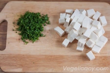 Whil the veggies are boiling, cut the tofu into small cubes. Chop the dill finely.