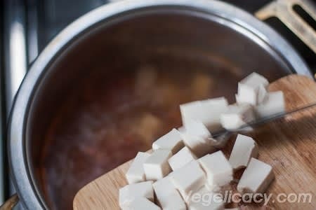 Add 1 teaspoon of salt, 1/2 teaspoon of ground black pepper, 1/2 teaspoon of paprika and 1/2 teaspoon of asafoetida into a pan. Next, add tofu and nori, stir and cook for another 2-3 minutes.