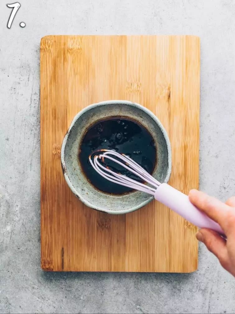 Alle Zutaten für die Soße verrühren (Tamari-Soße, Kokosblütensirup und Sesamöl).