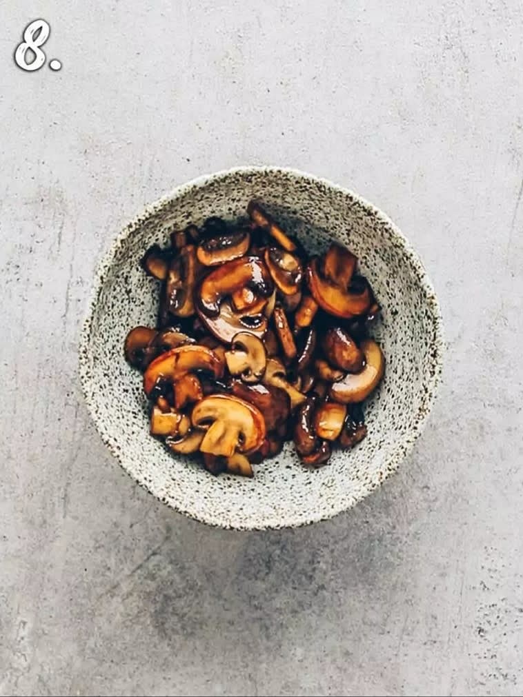 Dann die Champignons in einer großen Pfanne oder einem Wok scharf anbraten. Zum Schluss ein wenig von der Soße hinzufügen und die Pfanne schwenken bis die Pilze gleichmäßig mit der Soße mariniert sind. Anschließend aus der Pfanne nehmen und beiseite stellen.