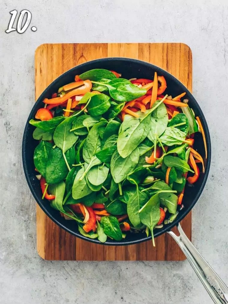 Zuletzt den Knoblauch und Spinat dazugeben und beiseite stellen bis der Spinat zusammengefallen ist.