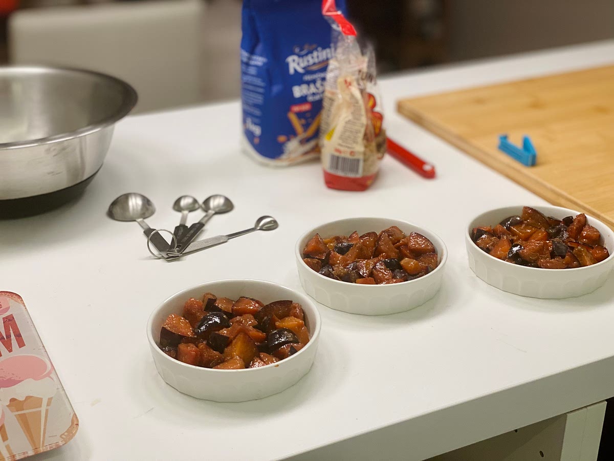 Place the fruit and lemon juice in a large bowl and sprinkle over the sugar, flour and cinnamon. Stir well being careful not to break up the fruit.