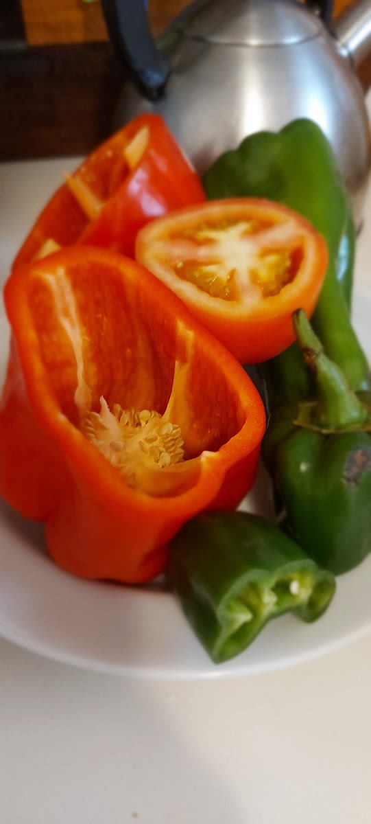 Higienize e pique todos os ingredientes em rodelas e reserve