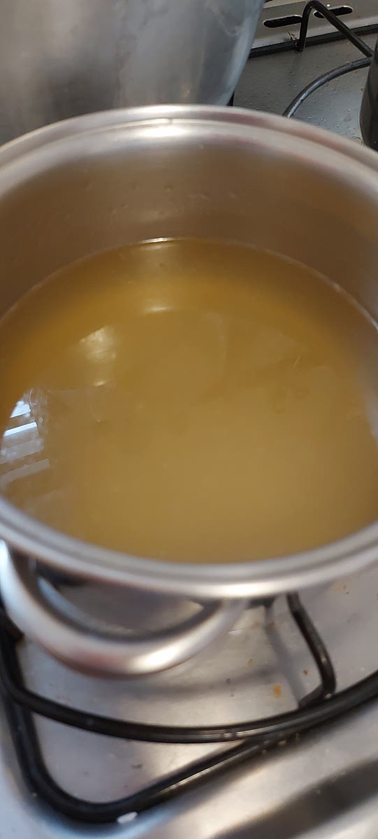 Prepare o caldo de peixe conforme receita de sua preferência e reserve