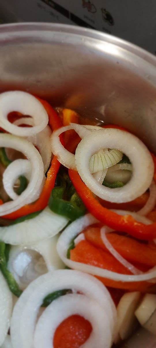 Coloque todos os legumes na panela, adicione o caldo de peixe e tampe a panela. Fogo alto.