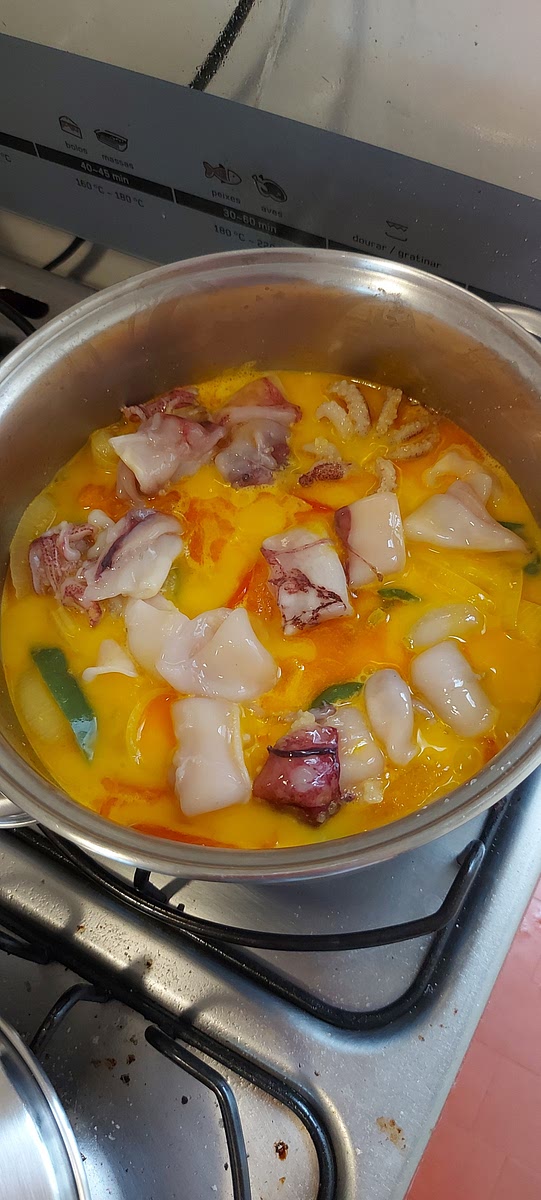 Adicione a lula e o peixe à panela e não mexa.
Deixe ferver, sem tampa, pelo tempo necessário para cozinhar o peixe escolhido (+/- 20 minutos). Mantenha no fogo alto