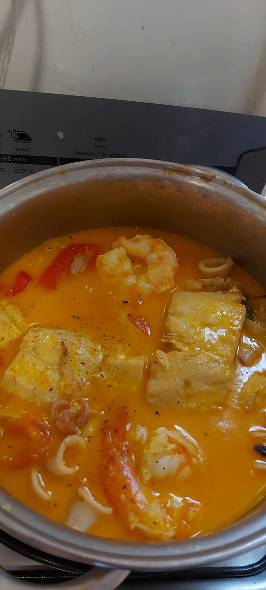 Adicione o camarão, cozinhe por 6 minutos e desligue o fogão