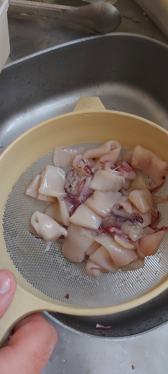 Lave a lula, os camarões e separe o peixe em postas