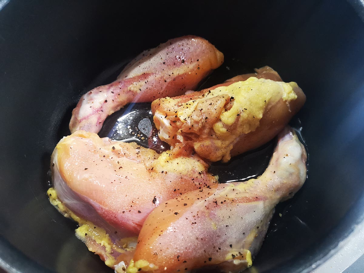 Sazona el pollo sin piel con sal y pimienta. Agregar las zanahorias.