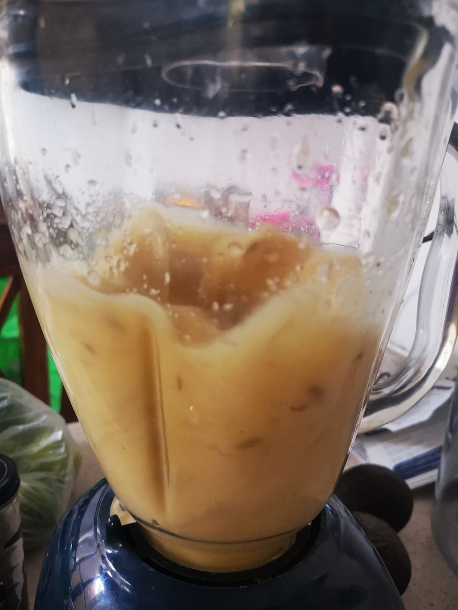 Exprime las naranjas. Muele la cebolla con las especias, el jugo de naranja, diluye con un poco de vinagre y vierte sobre el pollo.
