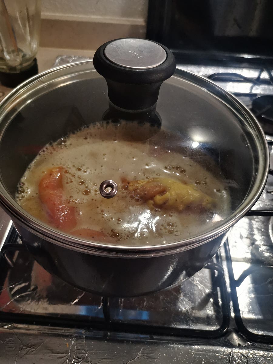 Agrega la mezcla al pollo, tapa y cuece a fuego lento.