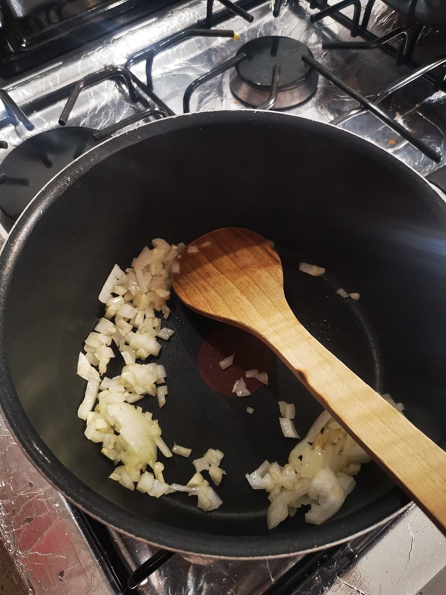 En una cacerola calienta el aceite, acitrona la cebolla y el ajo.