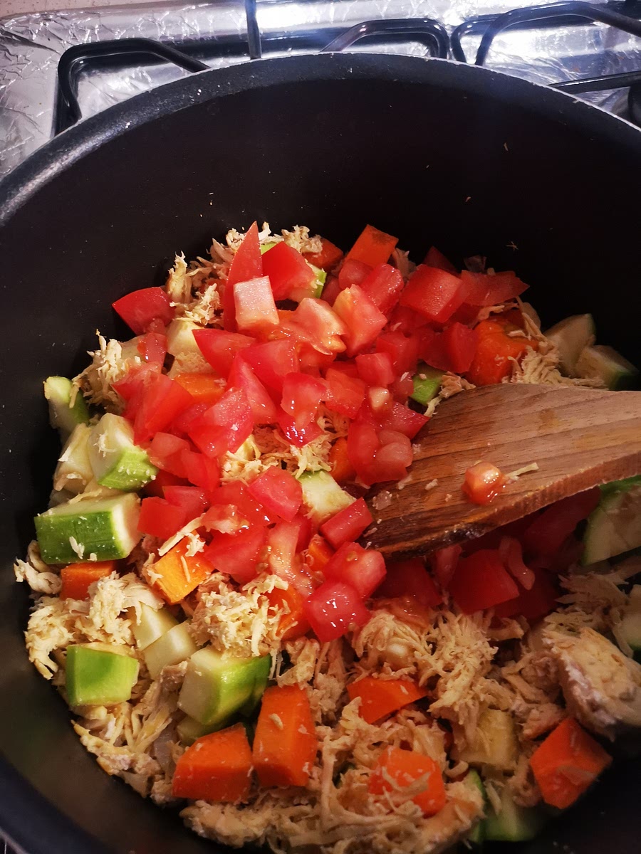 Añade las hierbas finas (perejil, orégano, mejorana, clavo de olor), el jitomate, las verduras (zanahoria y calabacita) y el caldo (el que necesites para cubrir la mezcla); cocina hasta que el líquido se haya reducido a la mitad; retira.
