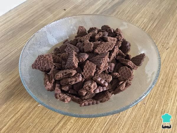 Romper las chocolinas (dejar algunos pedacitos más grandes que otros).