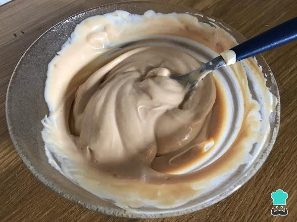 Mezclar el queso crema con el dulce de leche.