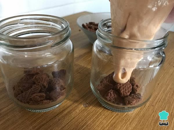 En un vaso, agregar los pedacitos de chocolinas. Arriba, agregar despacio la mezcla (con una manga pastelera), cuidando NO manchar las paredes del vaso.