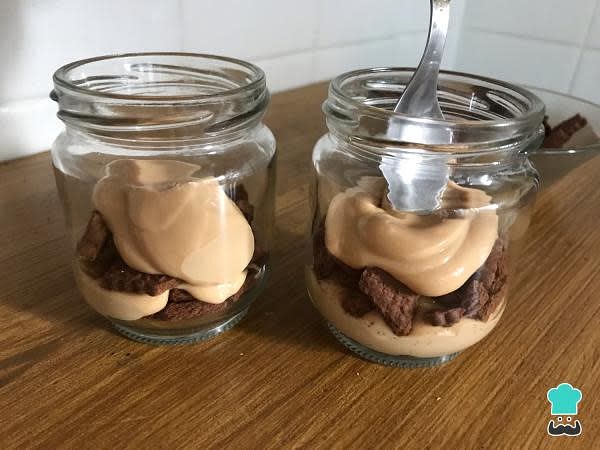 Agregar más pedacitos de chocolinas, y arriba otra capa de la mezcla (ayudarse con una cuchara). Repartir bien el relleno.