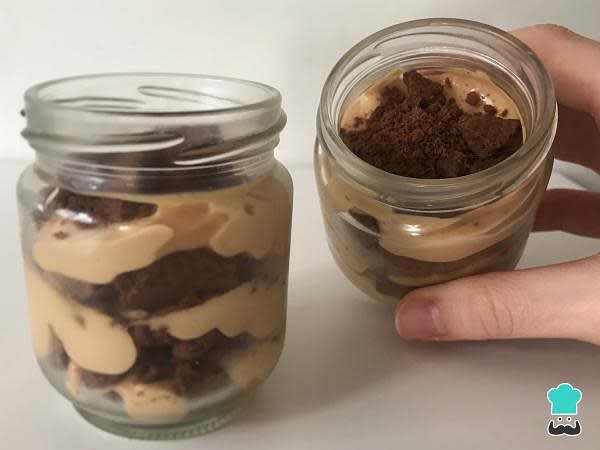 Repetir el proceso hasta llenar el vaso (terminar arriba con pedacitos de chocolina) Enfriar en freezer 10 min.