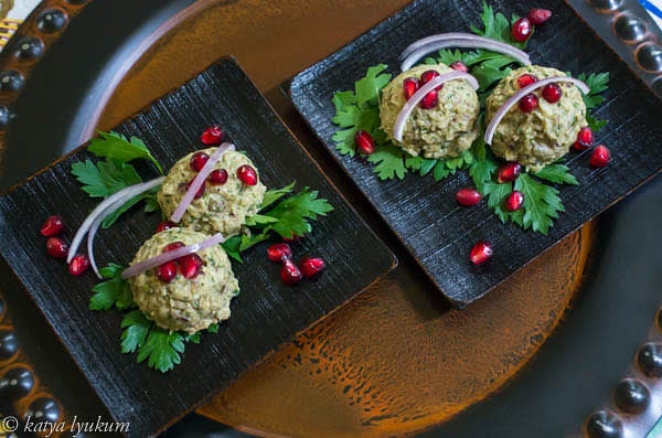 Garnish phali with fresh cilantro leaves and pomegranate seeds. Serve it at room temperature.