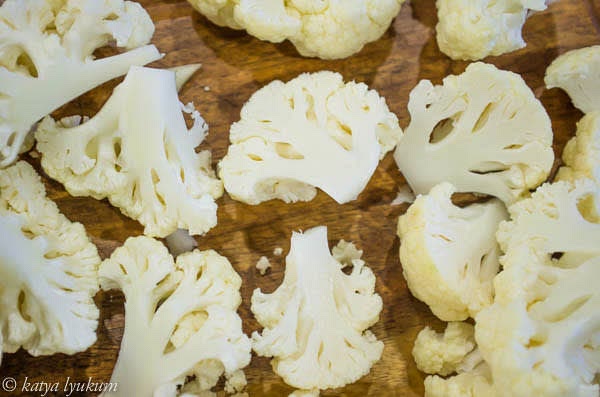 To achieve golden caramelization, we need a flat surface. Cut each large floret or cluster of smaller florets in half.