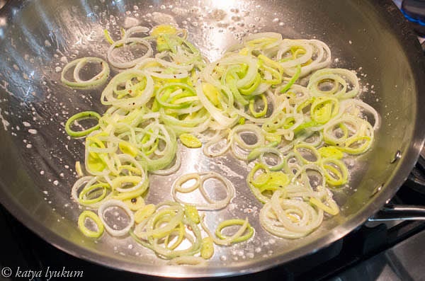 Slice leeks uniformly. Wash the slices in a bowl filled with cold water. Let them float on the surface of the water for a few minutes. The dirt will sink to the bottom of the bowl. Carefully, without disturbing water, remove leeks from the water and spread them on a paper towel. Pat them to dry. Melt 1 tbsp of butter on medium-high heat and sauté leeks till translucent and fragrant, for about 2 to 3 minutes. Reserve.