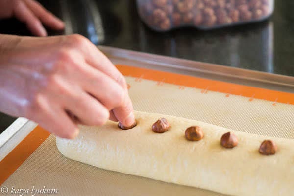 Decorate with hazelnuts.