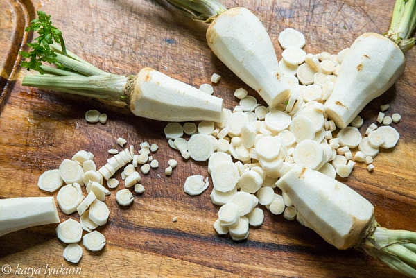 Peel and slice parsley root. Cut young potatoes in half. Place them into stock and bring to boiling. Reduce the heat to a minimum and cook for 15 minutes, uncovered.