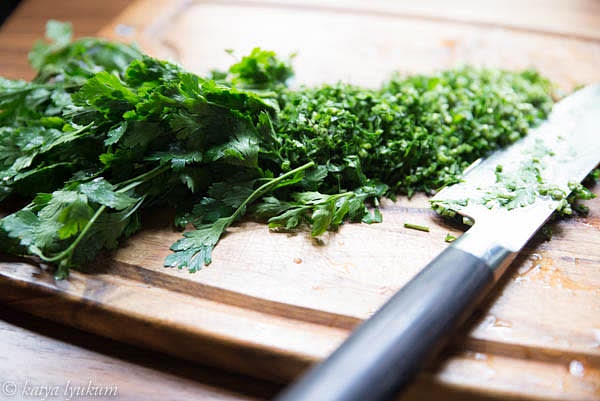 Chop parsley and chives.