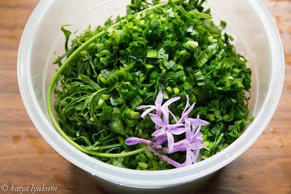 Mix all the greens and reserve chives flowers.