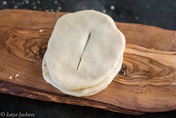 Pile them with the one without a filling on the top. Make a slit in the center.