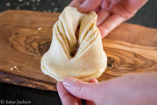 Shape a bun as shown in the pictures.